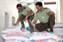 Lực lượng chức năng xử lý phân bón giả nhãn mác.
