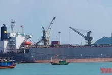 Tàu vào bốc dỡ hàng hóa ở Cảng Hòn La, tỉnh Quảng Bình.