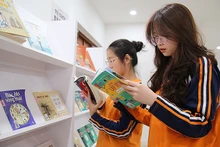 Các bạn trẻ say mê tìm hiểu kiến thức tại Lễ phát động Chương trình “Mỗi thanh niên, một cuốn sách làm bạn” năm 2023.