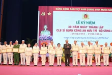 Bộ trưởng Công an Tô Lâm trao Bằng khen Bộ Công an tặng các tập thể, cá nhân xuất sắc.