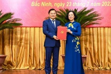 Ủy viên Bộ Chính trị, Bí thư Trung ương Đảng, Trưởng Ban Tổ chức Trung ương Trương Thị Mai trao Quyết định cho tân Bí thư Tỉnh ủy Bắc Ninh Nguyễn Anh Tuấn.