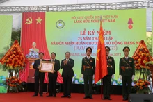 Thừa ủy quyền của Chủ tịch nước, Thượng tướng Bế Xuân Trường trao Huân chương Lao động hạng Nhì tặng Làng Hữu nghị Việt Nam. 