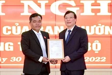 Bí thư Tỉnh ủy Hồ Văn Niên (bìa trái) trao Quyết định của Ban Thường vụ Tỉnh ủy cho đồng chí Trương Hải Long.