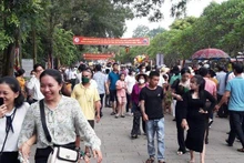 Khách thập phương trẩy hội Lam Kinh.