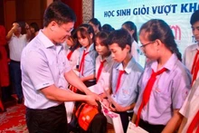 Lãnh đạo UBND tỉnh trao học bổng cho các học sinh nghèo vượt khó tiêu biểu.
