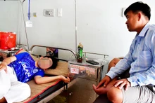Em Đ.P.V.S, học sinh lớp 10, Trường trung học phổ thông An Biên bị đánh hội đồng phải nhập viện điều trị.