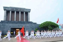 Đội tiêu binh diễu hành qua Lăng Bác. (Ảnh: Minh Đức/TTXVN)