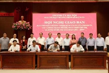 Các đơn vị ký kết thi đua quyết tâm hoàn thành các chỉ tiêu Chương trình 03. 