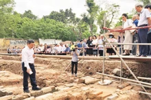 Các nhà khoa học khảo sát hố khai quật khảo cổ tại Hoàng thành Thăng Long.
