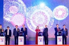 Các đại biểu thực hiện nghi thức khai mạc hội chợ.