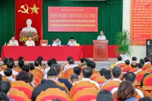 Phó Thủ tướng Bùi Thanh Sơn và các đại biểu tiếp xúc cử tri tại huyện Bình Xuyên. 