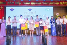 Bí thư Tỉnh ủy Hoàng Thị Thúy Lan tặng quà cho các cặp vợ chồng vô sinh, hiếm muộn.