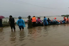 Chuyển hàng cứu trợ cho người dân xã Sơn Đông, huyện Lập Thạch.