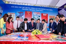 Các đại biểu thăm quan gian trưng bày báo Xuân của các cơ quan báo chí thường trú trên địa bàn tỉnh.