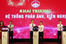 Các đại biểu đã nhấn nút khai trương ứng dụng Phản ánh, kiến nghị.