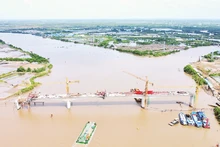 Cầu Gành Hào trên trục tuyến Đông-Tây giúp nối liền bờ biển Đông với bờ biển Tây tỉnh Cà Mau đang trong giai đoạn hoàn thành xây dựng. (Ảnh chụp trước Tết Nguyên đán 2025).