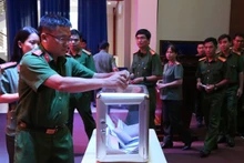 Cán bộ, chiến sĩ công an tỉnh Bình Dương ủng hộ các tỉnh phía bắc bị thiệt hại do cơn bão số 3. 