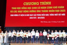 Tri ân và tặng Bằng khen của Chủ tịch Ủy ban nhân dân tỉnh Bình Dương cho các tập thể, cá nhân. 