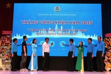 Các đại biểu thực hiện nghi thức phát động Tháng Công nhân 2025 tại Bình Dương.,