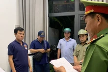 Đối tượng Trần Duy Tân (bìa trái) bị tạm giữ.