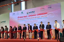 Các đại biểu thực hiện nghi thức khai mạc triển lãm.