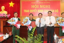 Lãnh đạo tỉnh Bình Dương trao các Quyết định của Bộ Quốc phòng cho các đồng chí lãnh đạo Bộ Chỉ huy quân sự tỉnh Bình Dương. 