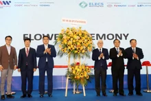 Lãnh đạo tỉnh Bình Dương trao lẵng hoa chúc mừng các đơn vị phối hợp tổ chức triển lãm. 