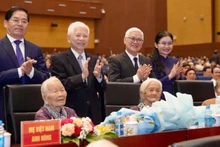 Nguyên Chủ tịch nước Nguyễn Minh Triết và các đại biểu trao hoa tặng các Mẹ Việt Nam Anh hùng. 