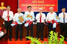Thường trực Tỉnh ủy Bình Dương trao Quyết định của Ban Bí thư cho các đồng chí nghỉ hưu trước tuổi.