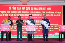 Thượng tướng Nguyễn Văn Nghĩa, Phó Tổng Tham mưu trưởng Quân đội nhân dân Việt Nam thăm hỏi và trao tặng quà cho đoàn Quân đội ba nước Trung Quốc-Lào-Campuchia.