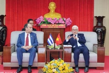 Bí thư Tỉnh ủy Bình Dương Nguyễn Văn Lợi (bên phải) trao đổi thông tin với đồng chí Rogelio Polanco Fuentes, Đại sứ Cuba tại Việt Nam. 