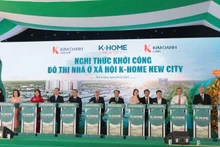 Các đại biểu thực hiện nghi thức khởi công Đô thị nhà ở xã hội K-Home New City.