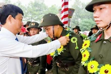 Chủ tịch Ủy ban nhân dân tỉnh Bình Dương Võ Văn Minh trao tặng hoa và động viên tân binh lên đường làm nghĩa vụ thiêng liêng với Tổ quốc. 