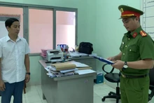Tống đạt các Quyết định khởi tố vụ án, khởi tố bị can và Lệnh tạm giam 4 tháng đối với Đồng Minh Duy. 