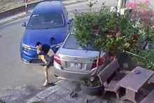 Camera ghi lại hình ảnh đối tượng Hồ Đình Quyết dùng ô-tô tông gãy chân anh B.