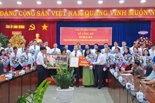 Thường trực Tỉnh ủy Bình Dương trao quyết định thành lập, chúc mừng và trao tặng hoa cho Đảng bộ Khối các cơ quan tỉnh.