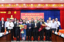 Nguyên Chủ tịch nước Nguyễn Minh Triết và lãnh đạo tỉnh Bình Dương chúc mừng các đồng chí được trao quyết định.