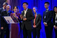 Phó Chủ tịch Thường trực Ủy ban nhân dân tỉnh Bình Dương Mai Hùng Dũng nhận giải thưởng và phát biểu ý kiến tại sự kiện. 