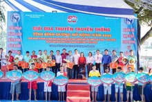 Ban tổ chức và các đại biểu trao tặng cờ cho các đội tham dự giải đua thuyền. 