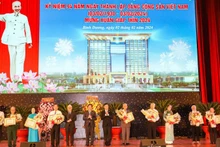 Trao Huy hiệu Đảng cho đảng viên.
