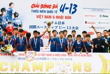 Ông Furudate Seiki, Phó Tổng Lãnh sự Nhật Bản tại Thành phố Hồ Chí Minh và ông Nguyễn Văn Hùng, Chủ tịch Hội đồng quản trị Tổng công ty Becamex IDC trao Cúp vô địch cho đội U13 Becamex Bình Dương.