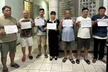 Các đối tượng bị tạm giữ để điều tra làm rõ hành vi “Đánh bạc” và “Tổ chức đánh bạc”.
