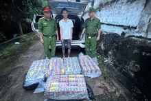 Đối tượng Nguyễn Thanh Hiếu bị bắt quả tang cùng tang vật.
