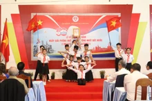 Tiết mục múa "Đất nước trọn niềm vui" do các học sinh Trường tiểu học Hữu nghị Khmer-Việt Nam Tân Tiến biểu diễn.