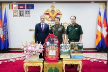 Đại sứ Nguyễn Minh Vũ chúc Tết Tổng Tư lệnh các lực lượng vũ trang Hoàng gia Campuchia, Đại tướng Vong Pisen.