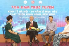 Các diễn giả tọa đàm trực tuyến với chủ đề: “Kinh tế Hà Nội - 70 năm vì mục tiêu phát triển tuần hoàn, bền vững”.