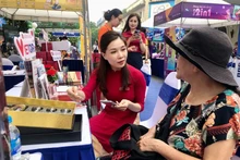Các ngân hàng hướng dẫn người dân cách thanh toán không dùng tiền mặt.