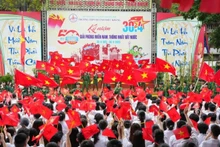 Trường THPT Huỳnh Thúc Kháng rực rỡ cờ hoa trong chương trình kỷ niệm 50 năm Ngày Giải phóng miền nam.