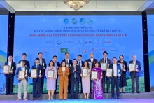 Lãnh đạo Sở Công thương Hà Nội trao chứng nhận cho các đơn vị đạt danh hiệu sử dụng năng lượng xanh 5 sao.