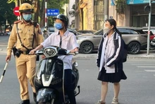 Lực lượng chức năng xử lý các hành vi vi phạm an toàn giao thông của học sinh.